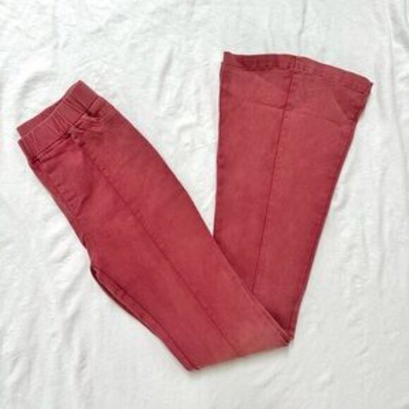 Fitted Flare Pants — Model Off-Duty Bell Bottoms - Picture 3 of 5